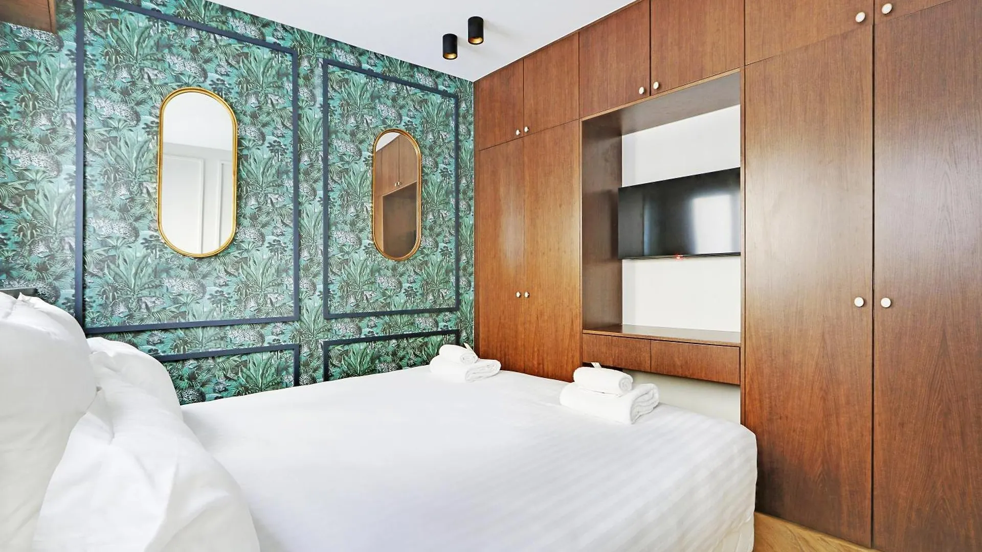 Pick A Flat's In Triangle D'or - Pierre 1er De Serbie Apartment Paris